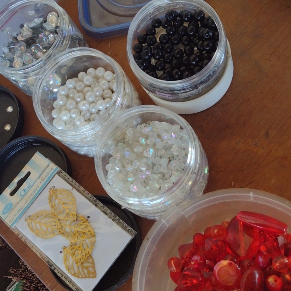 Assorted Beads Collection 7 Containers Count - image 4